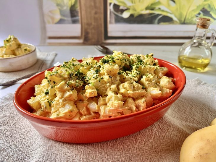 salada de batatas finalizada e servida.