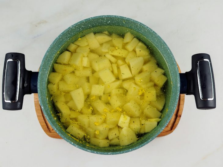 Batatas cozidas em água quente.
