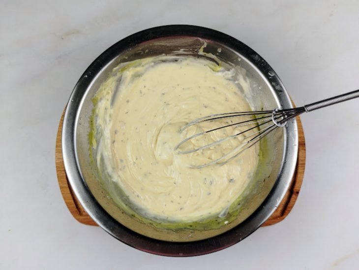 Molho de salada com salsa desidratada, suco de limão espremido e mostarda