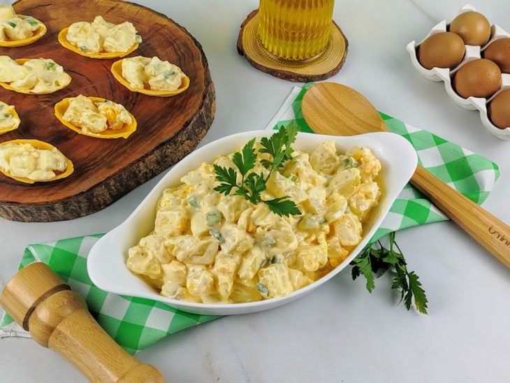 Salada de batata com ovos pronta para consumo.