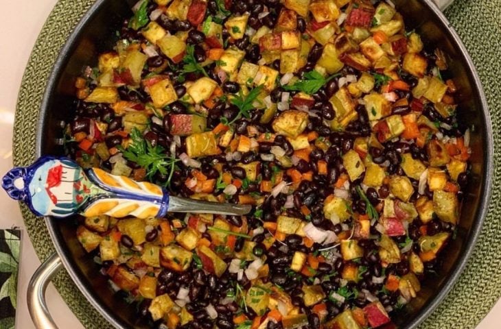 Salada de batata-doce com feijão preto