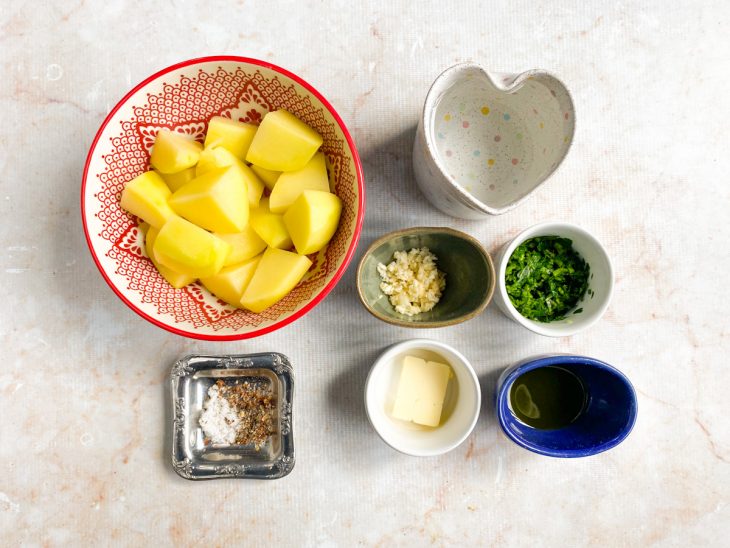 ingredientes para preparo de salada de batatas.