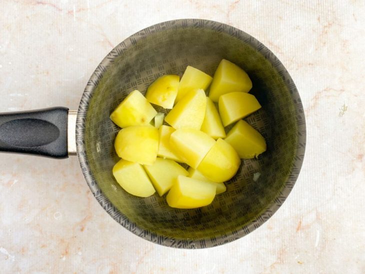 batatas cortadas e cozidas.