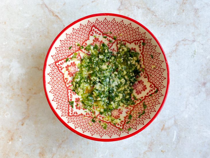 azeite e manteiga adicionadas ao tempero para salada de batatas.