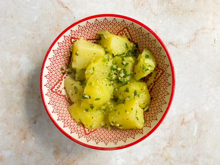 batatas misturadas ao tempero.