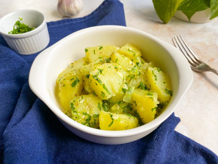 salada de batatas finalizada e servida.