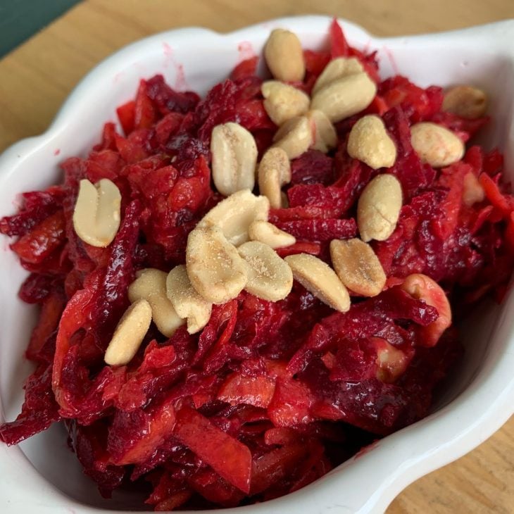 Salada de beterraba e cenoura com amendoim