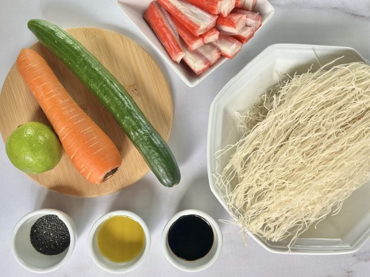 Uma bancada com os ingredientes separados.