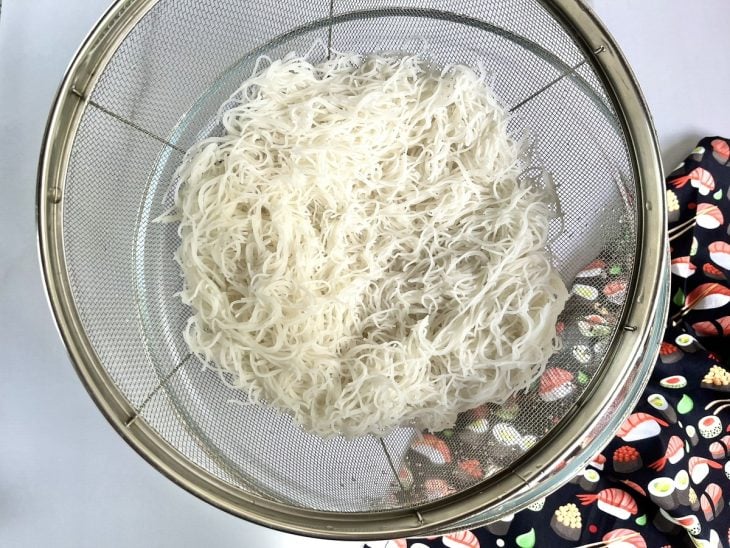 Um recipiente com bifum e água.