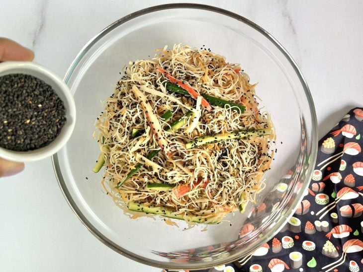 Uma tigela com salada de bifum temperada.