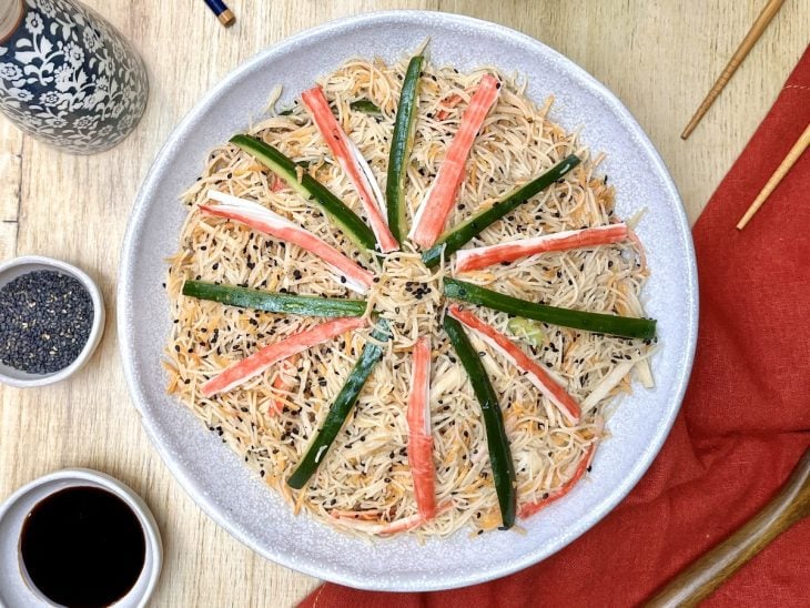 Um prato com salada de bifum.
