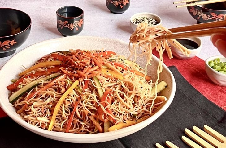 Salada de bifum com kani
