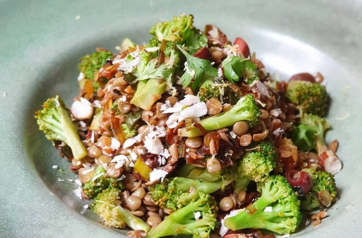 Salada de brócolis com lentilha