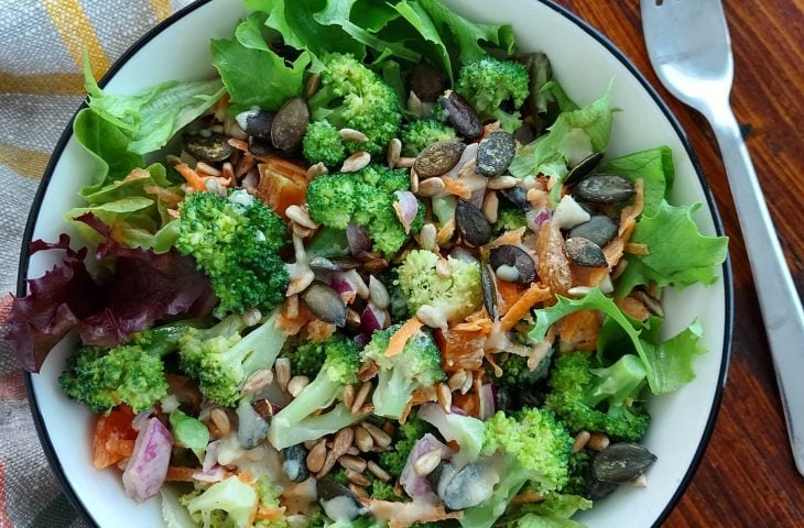 Salada de brócolis com molho tahine