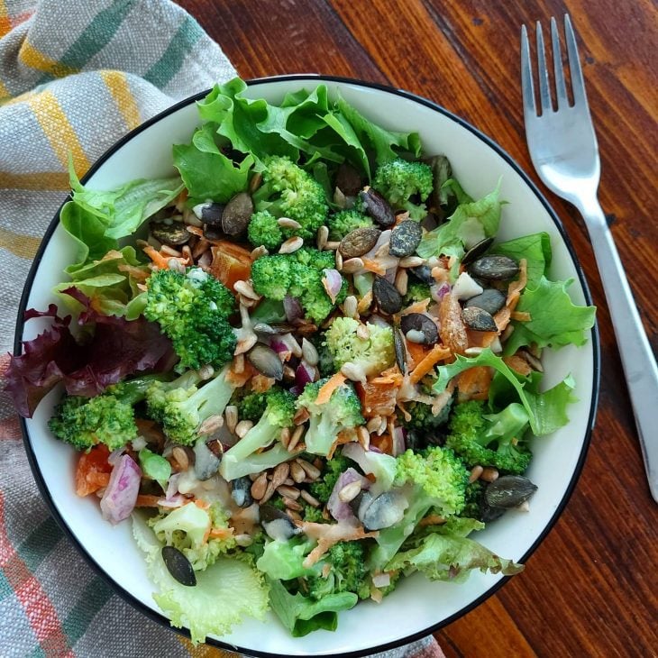 Salada de brócolis com molho tahine