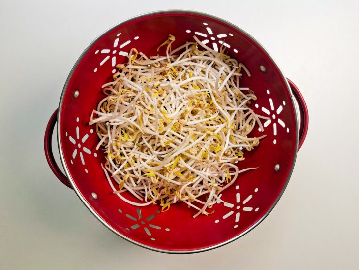 Moyashi lavado num escorredor.