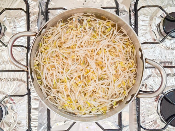 Moyashi sendo escaldado numa panela.