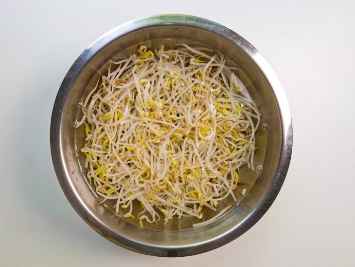 Moyashi em uma tigela com água gelada.