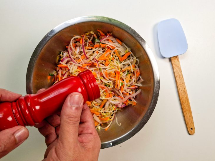 Temperos adicionados na tigela.