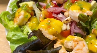 Salada de camarão com molho de manga