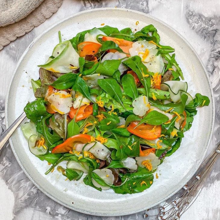 Salada de caqui, pepino e chuchu