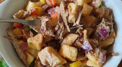 Salada de carne assada com aipim crocante
