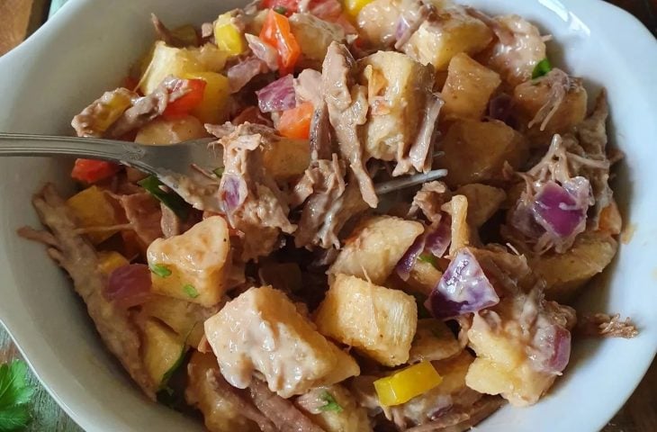 Salada de carne assada com aipim crocante