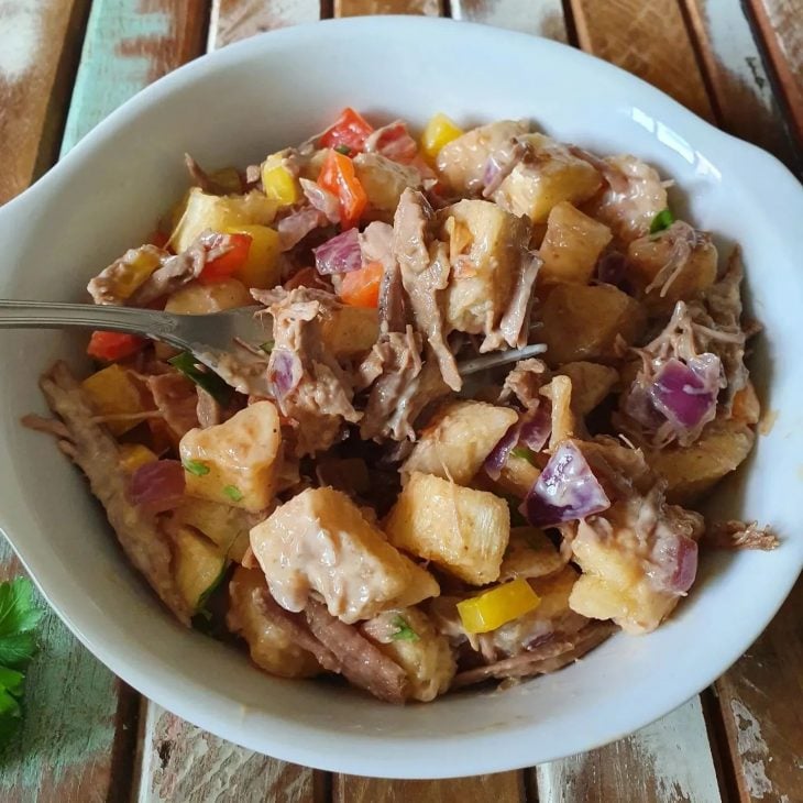 Salada de carne assada com aipim crocante