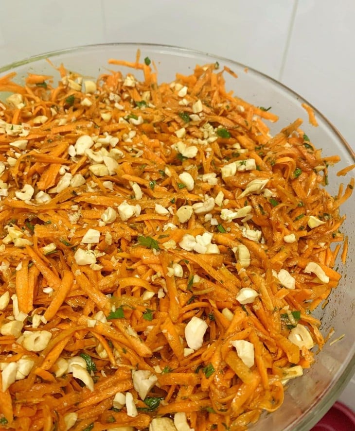 Salada de cenoura com castanha-de-caju