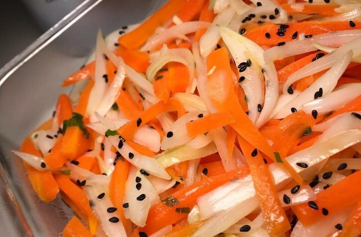 Salada de cenoura com cebola