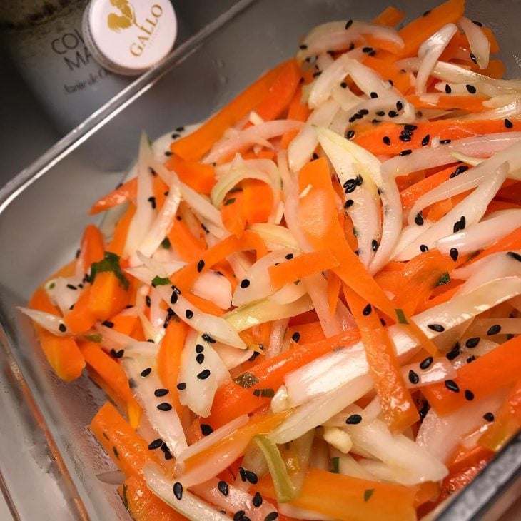 Salada de cenoura com cebola