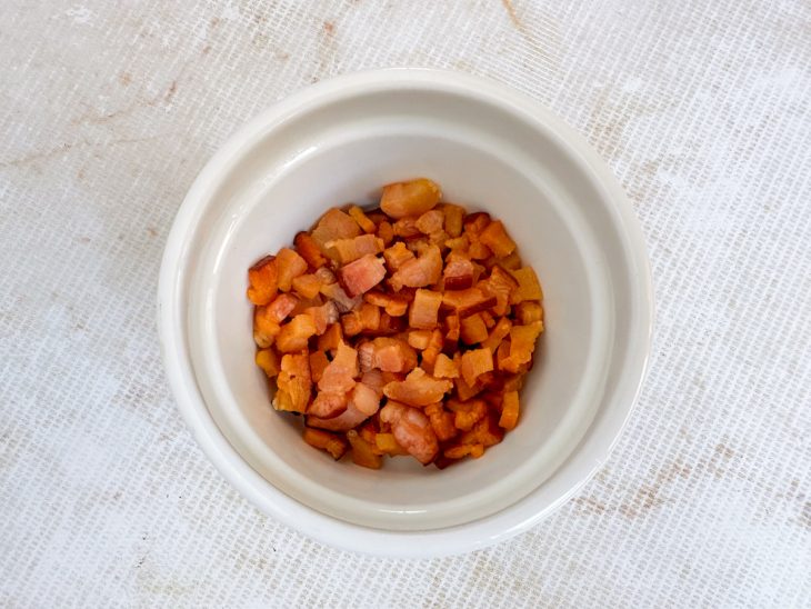 Bacon dourado reservado em uma tigela pequena.