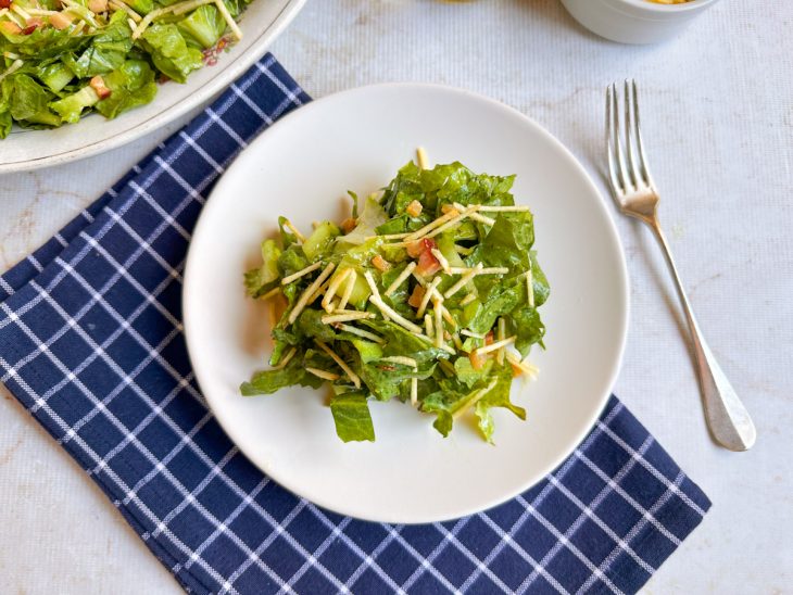 Salada finalizada com batata palha por cima para dar crocância.