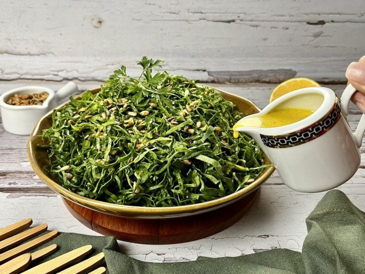 Um recipiente contendo salada de couve.