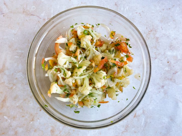 Pimenta-do-reino, orégano, azeite e suco de limão adicionados a tigela.