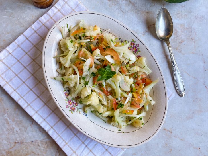 Salada de couve-flor pronta para consumo.