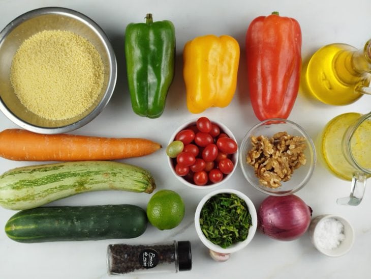 Uma bancada com os ingredientes.
