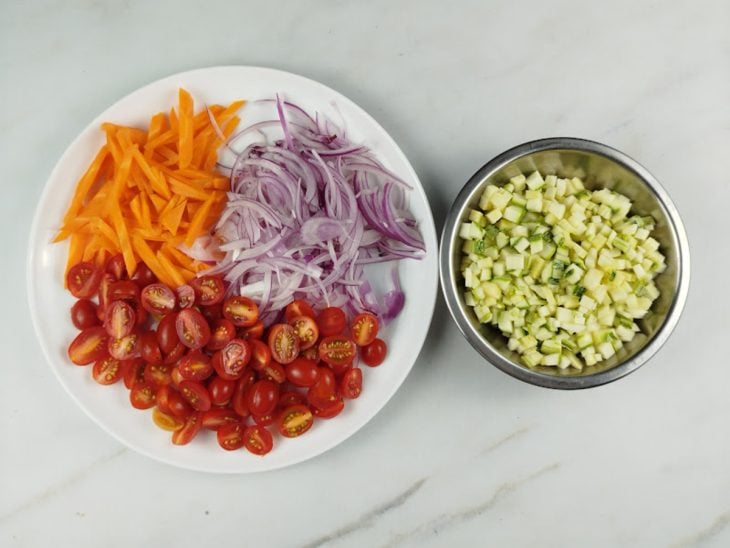 Recipientes com vegetais picados.