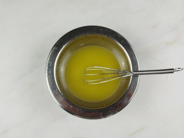 Uma tigela com a mistura de limão e azeite.