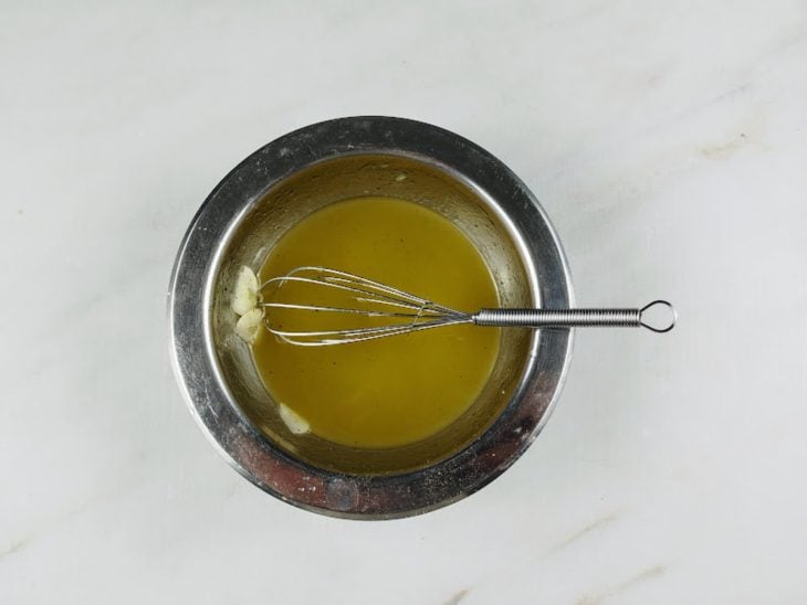 Uma tigela com todos os ingredientes do molho misturados.