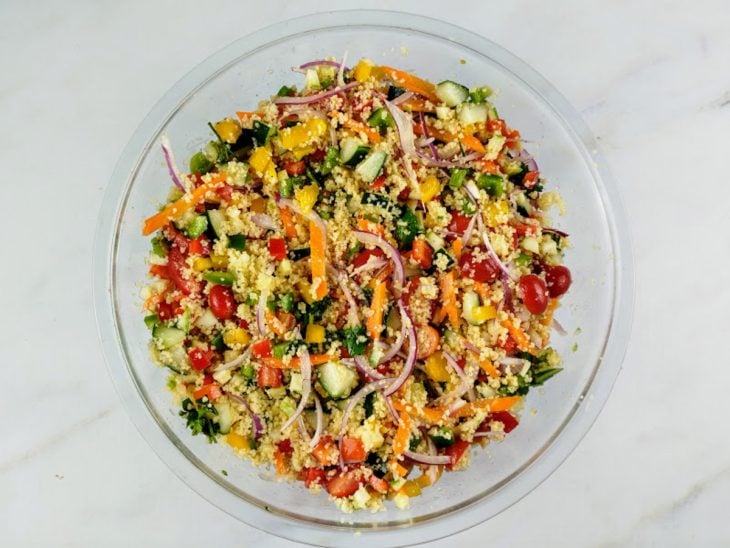 Uma tigela com a salada de cuscuz marroquino.