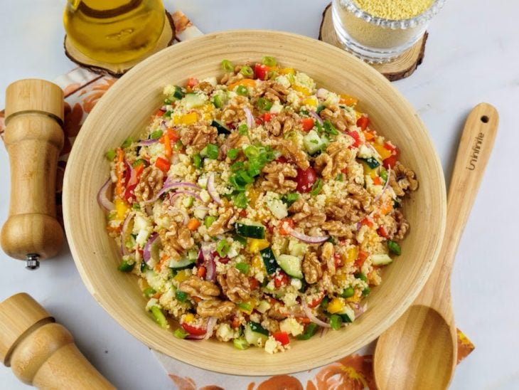 Uma tigela com a salada de cuscuz marroquino.
