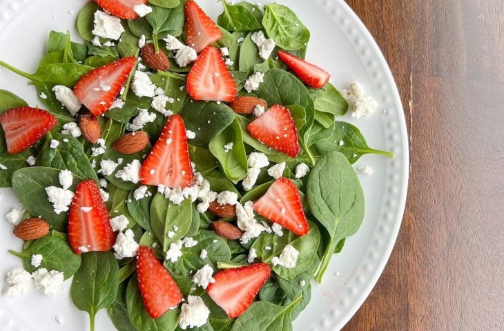 Salada de espinafre com morangos