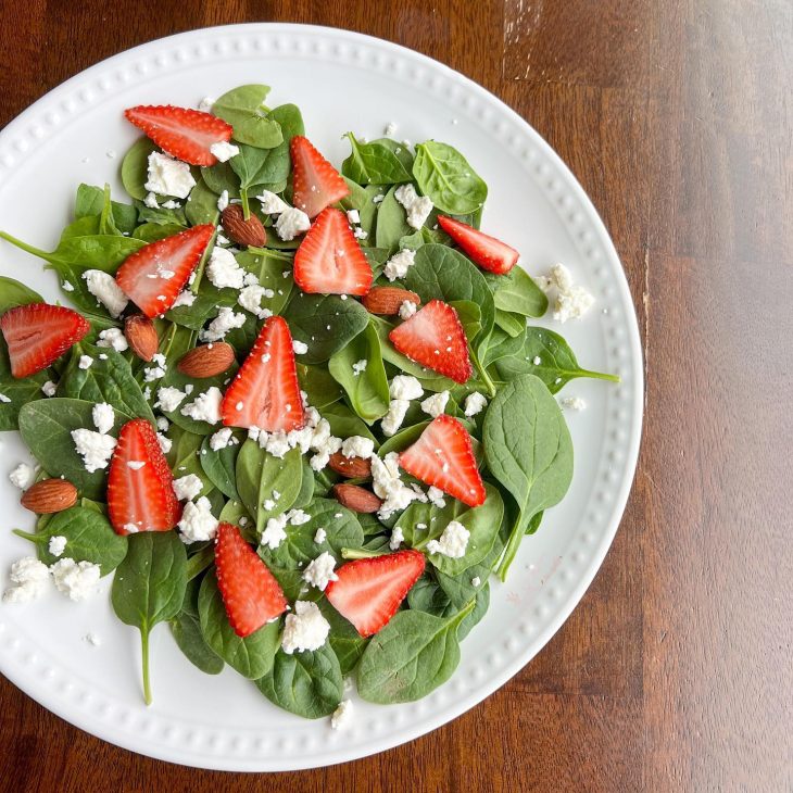 Salada de espinafre com morangos