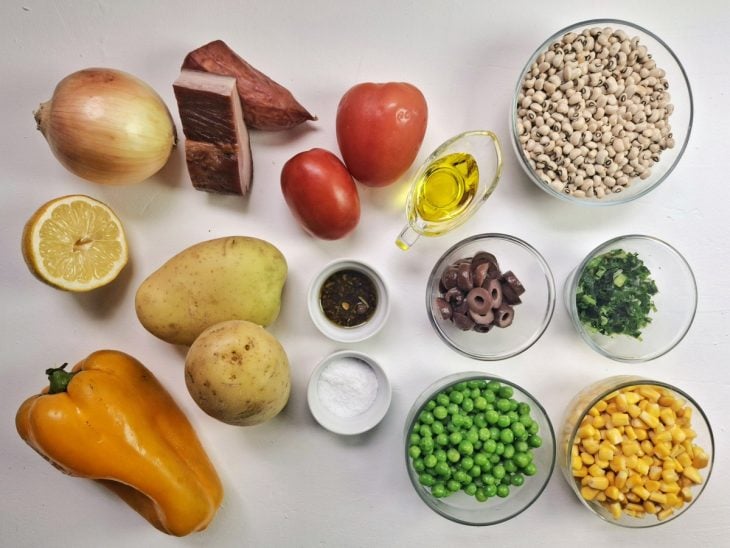 Ingredientes sobre a bancada.