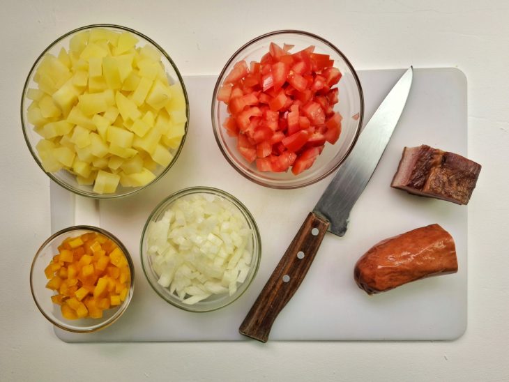 Ingredientes picados em recipientes separados.