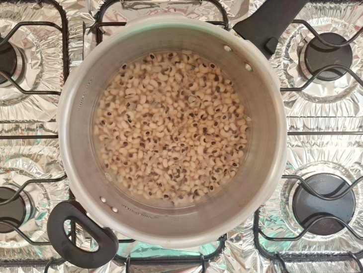 Uma panela de pressão com feijão-fradinho.