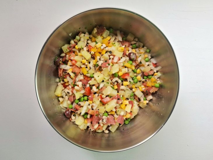 Uma tigela com salada de feijão-fradinho.