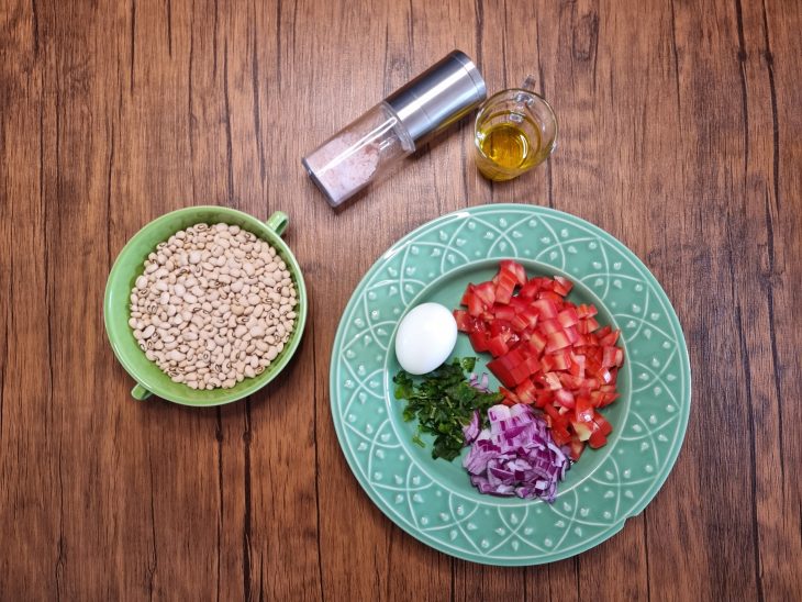 ingredientes reunidos para salada de feijão fradinho