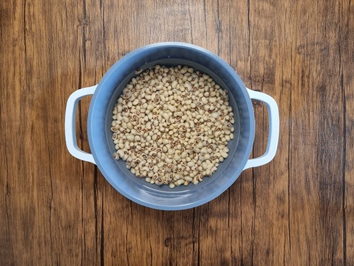 feijão em uma panela, cubra com água, tempere com sal e cozinhe até ele ficar al dente